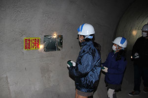 現在地が書かれた排水管内を歩く