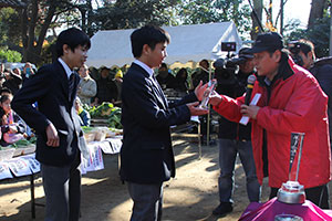 大塚さんから銀賞のトロフィーを受け取る日野学園の生徒