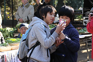 優勝トロフィーをながめる大井第一小学校の児童たち