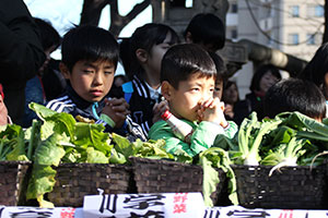 結果発表で祈る子どもたち