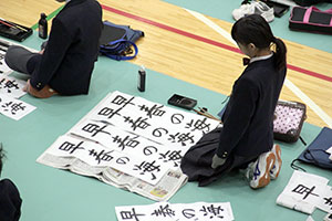 書き上げた「早春の海」を眺める