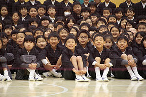山崎選手のプレーに笑みがこぼれる児童たち