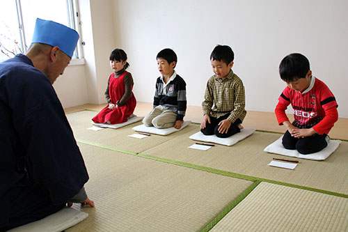 礼儀正しく挨拶から始まる