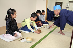 「さあ、どうぞ」とお茶を勧める