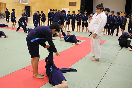 生徒に指導をする朝比奈選手