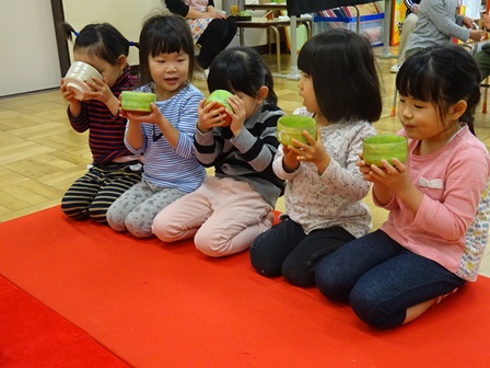 初釜を体験した子どもたちの様子その1