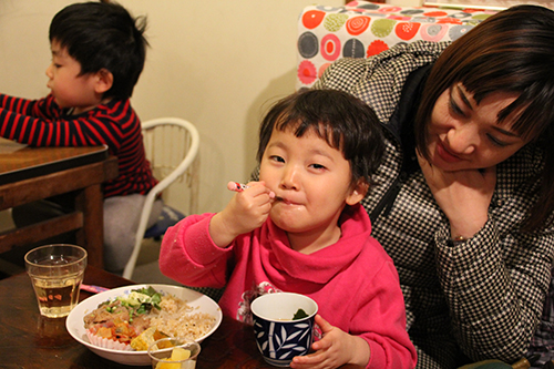 美味しい料理を食べ、笑顔の子ども