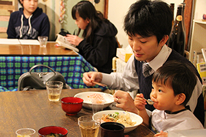 夢中で食べる子どもとお父さん