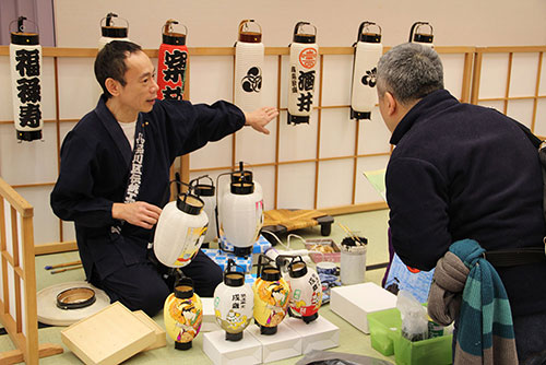 提灯職人と来場者