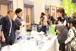 江戸切子職人と来場者