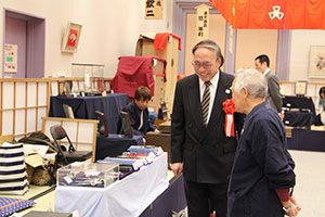 職人と触れ合う濱野区長