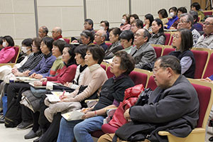 熱心に聞き入る参加者