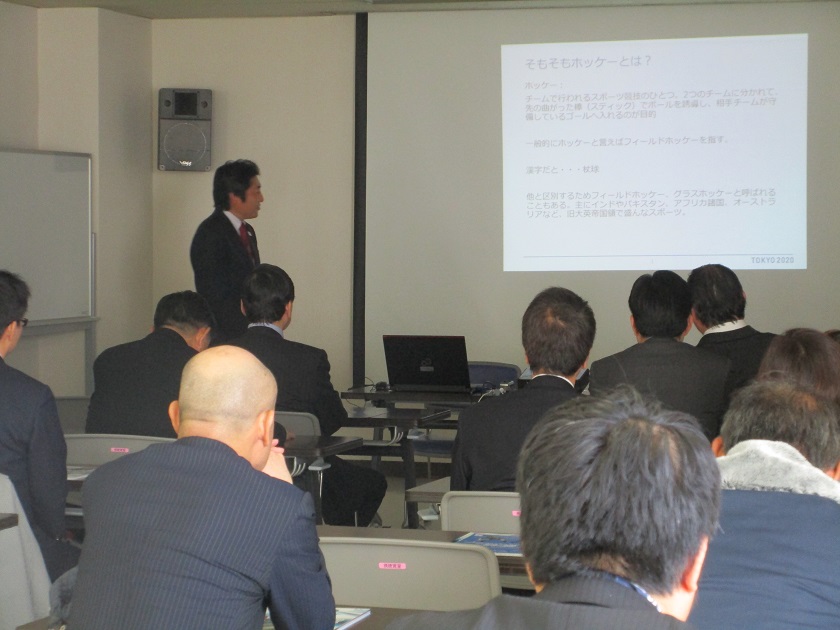 ホッケー競技のルールや歴史についての講義の様子(H29年12月1日)
