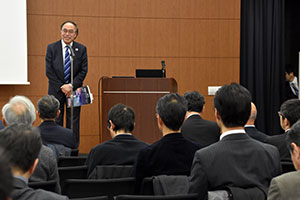 あいさつする濱野区長