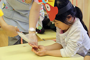 歳の数プラス1の豆をもらう幼児