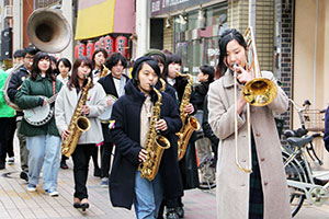 洗足学園ジャズブラスガンボによる演奏