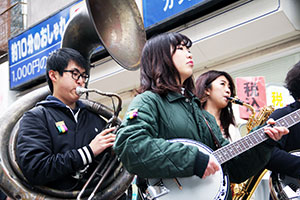 商店街を練り歩きながら演奏