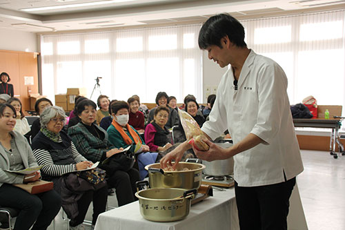 出汁の取り方を伝授する笠原氏