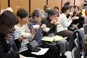 わかめのお吸い物を試食する参加者