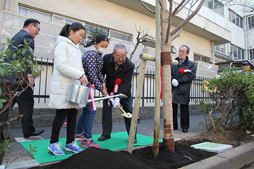 子どもと町会長が一緒に作業