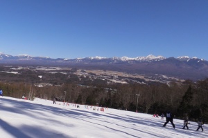 八ヶ岳を望みながら滑ります