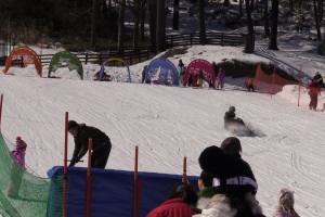 キッズパークでのソリや雪遊び