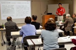 講師の話を聞く受講者