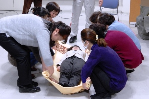 毛布をつかっての搬送
