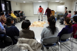 講師の説明を聞く参加者