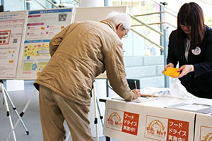 フードドライブに食料品を提供