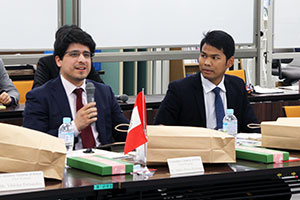左から　ペルー、ミャンマーの代表者