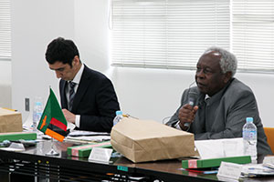 左から　タジキスタン、ザンビアの代表者