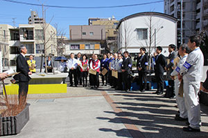 校長からのあいさつを聞く参加企業の方々