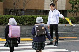 声をかけながら横断歩道を渡るまで見守る