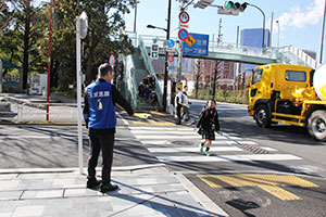 横断歩道を渡る児童を見守る様子