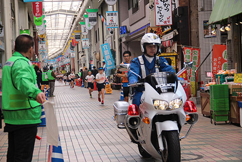 商店街を白バイが先導