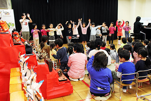 おひなさまの横で踊りを披露