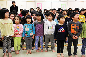 「うれしいひなまつり」を歌う園児