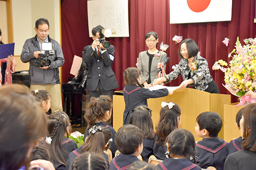 修了証書を園児に手渡す大澤園長