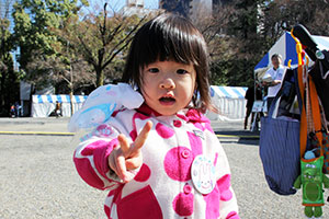 うでピタバルーンをつけた2歳の女の子