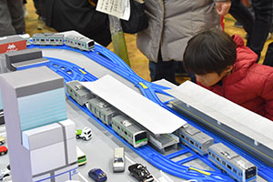 作品を真剣に見る子ども