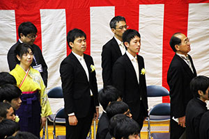 井上校長と卒業生を送る3人の担任教師