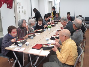 会食を楽しむ戸越・平塚地区の参加者