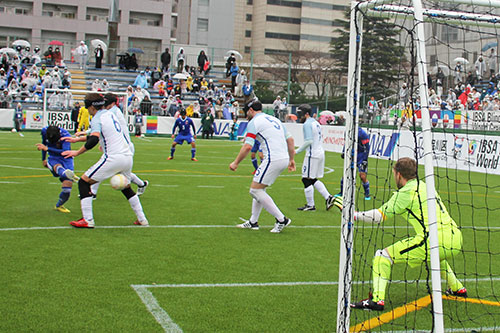 日本の決勝点となるシュート