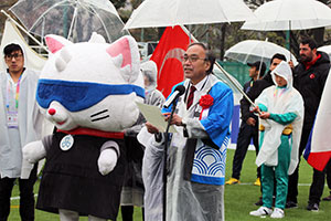 開幕にあたってあいさつする濱野区長