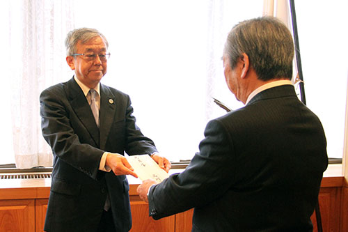 見舞金を手渡す様子(右側 坂本憲男坂井市長)