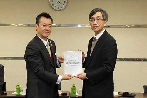名和田教授（右）から中島教育長（左）へ手交