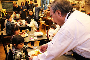 配膳する濱野区長