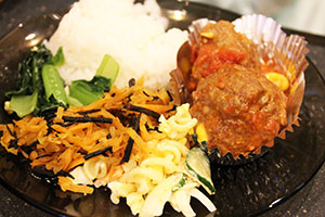 本日のメニュー ミートボール、ポテトサラダ、ニンジンしりしり、小松菜