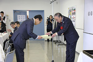 濱野区長から高林会長へ感謝状の贈呈